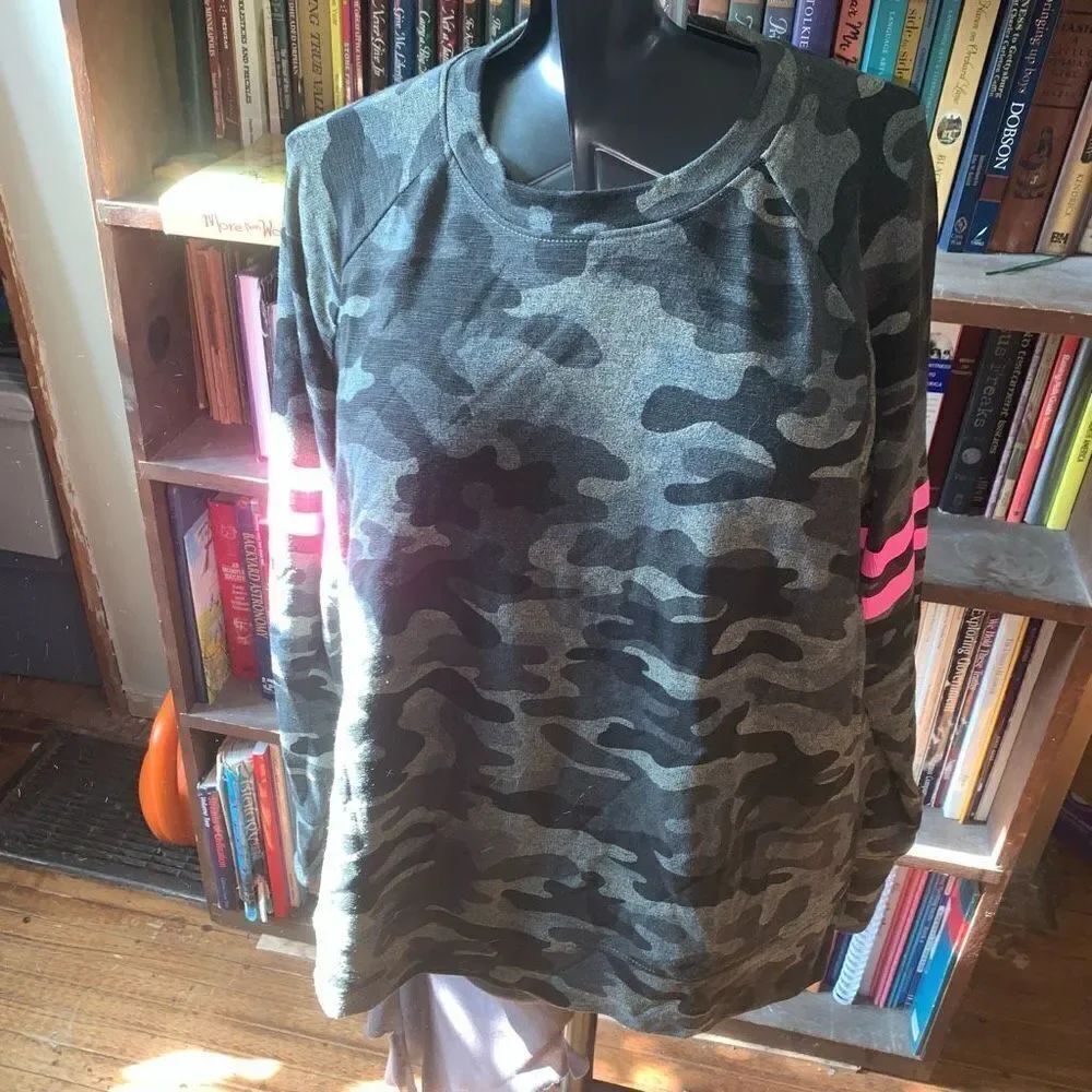 Sundry green camo pink stripe 3/L cozy loungewear sweatshirt